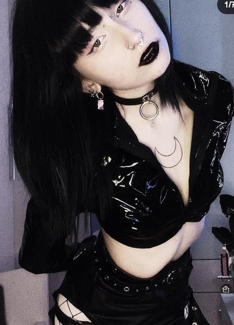 Insaneinternetgrl photo 7