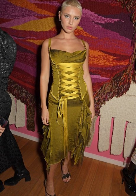 Iris Law photo 16