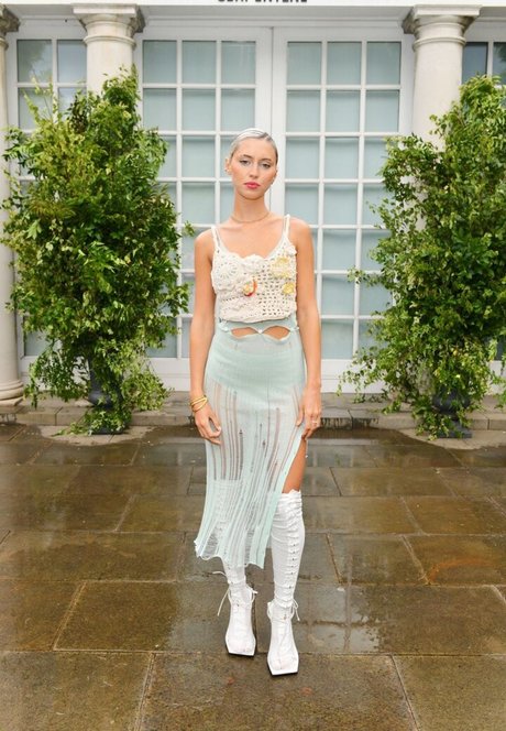 Iris Law photo 18