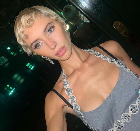 Iris Law photo 21