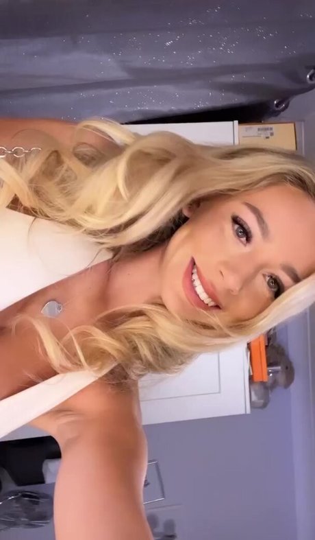 Isabella B photo 32