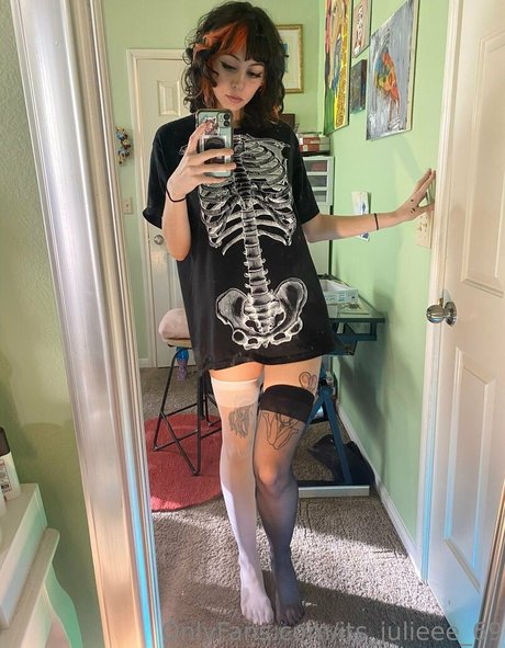 Its_julieee_ photo 2