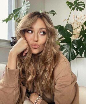 Izabella Krzan photo 7