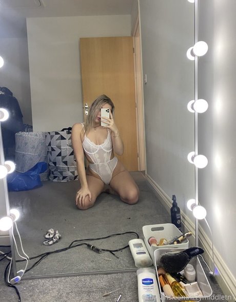 Izzymiddleton photo 67
