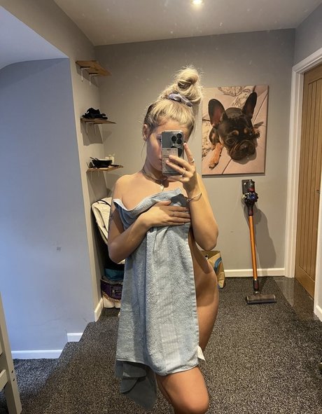 Izzymiddleton photo 80