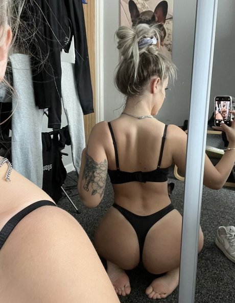 Izzymiddleton photo 97
