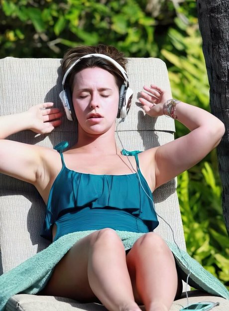 Jennifer Love Hewitt photo 37