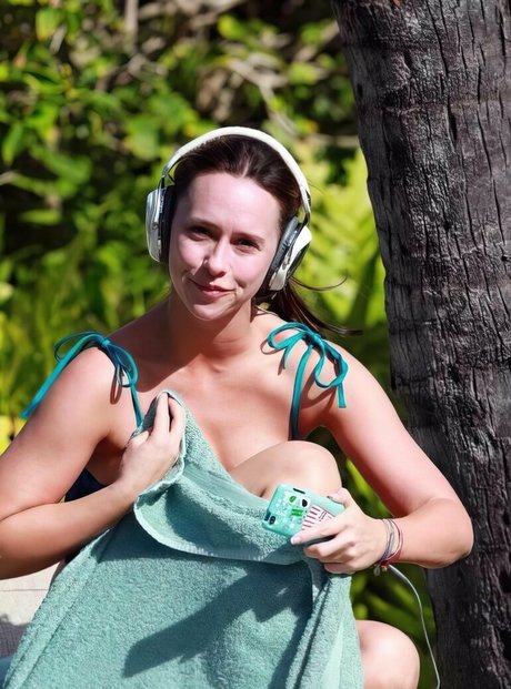 Jennifer Love Hewitt photo 74