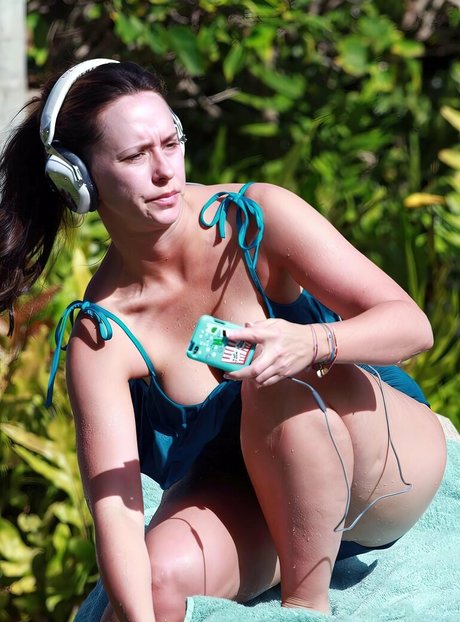 Jennifer Love Hewitt photo 76