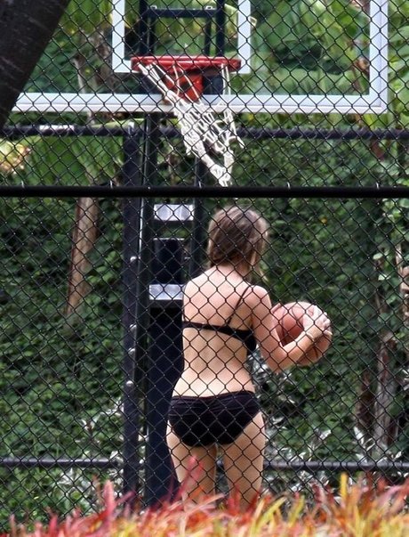 Jennifer Love Hewitt photo 98