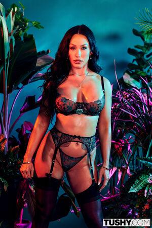 Jennifer White photo 115
