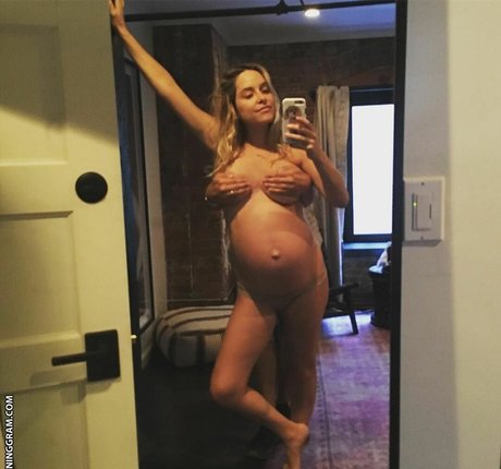 Jenny Mollen photo 7