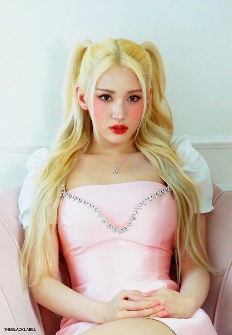 Jeon Somi photo 3