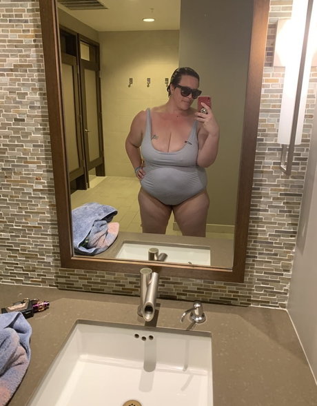Juicy June photo 30