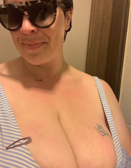 Juicy June photo 31