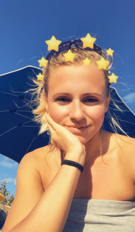 Julia Simic photo 4