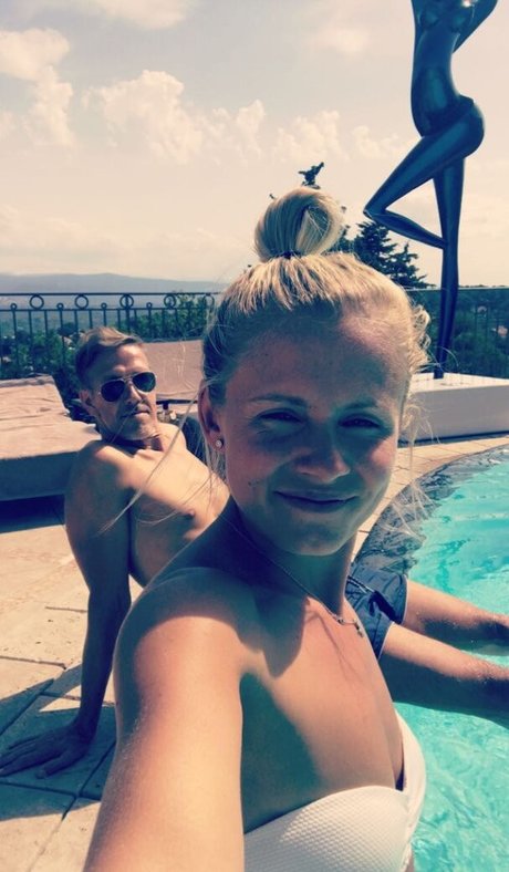 Julia Simic photo 9