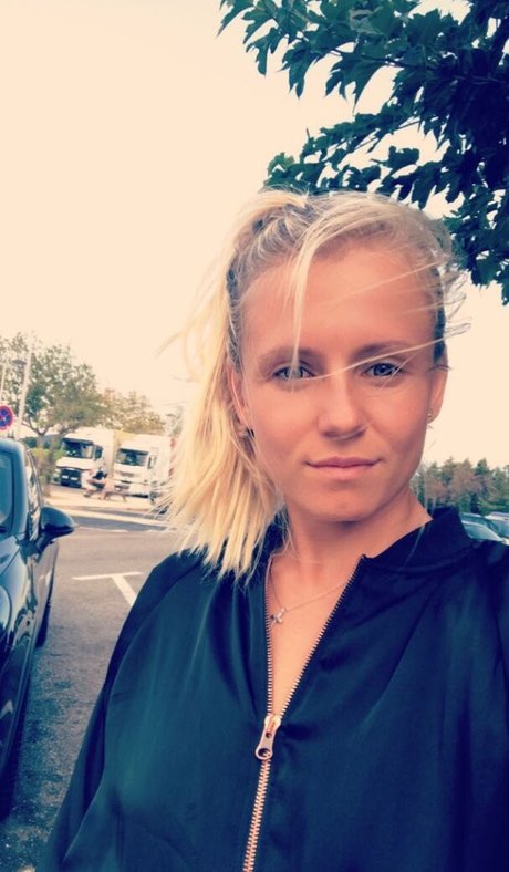 Julia Simic photo 11