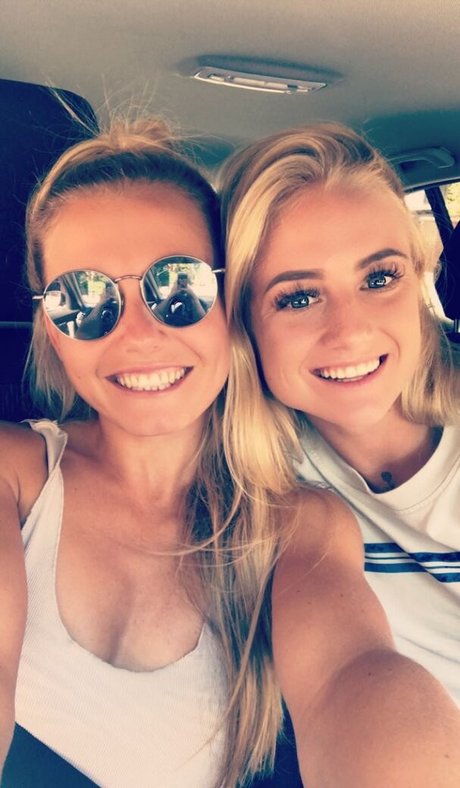 Julia Simic photo 17