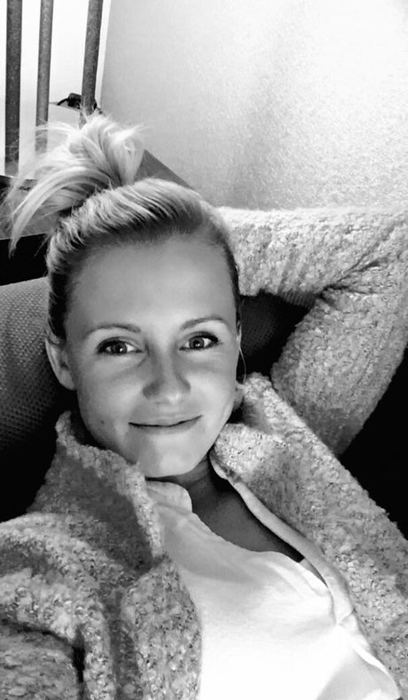 Julia Simic photo 22