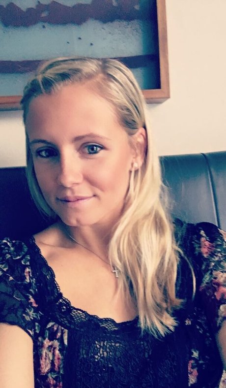 Julia Simic photo 24