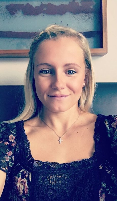 Julia Simic photo 25