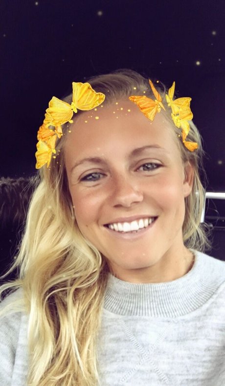 Julia Simic photo 31