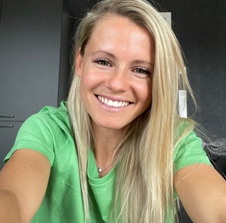 Julia Simic photo 32
