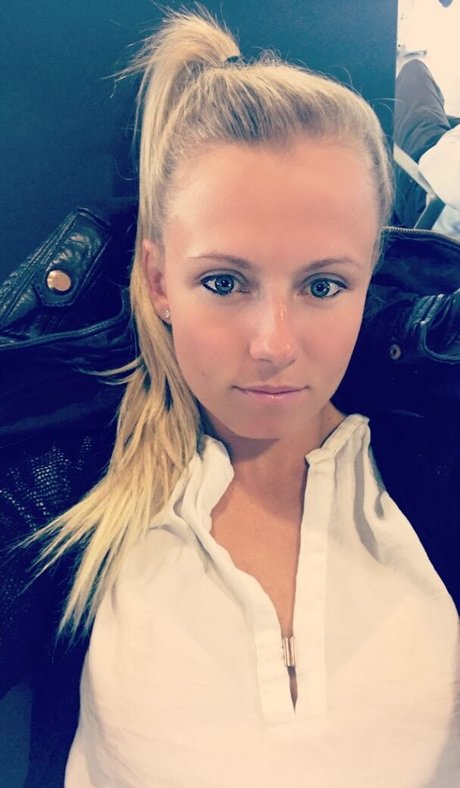 Julia Simic photo 37