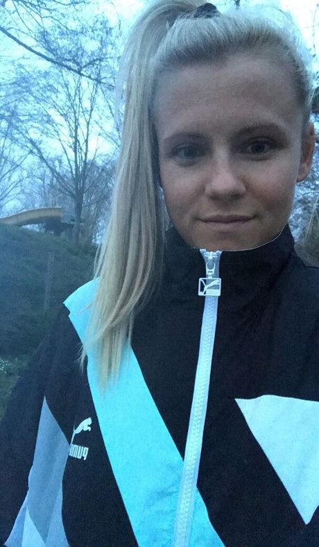 Julia Simic photo 51