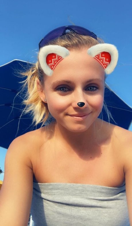 Julia Simic photo 55
