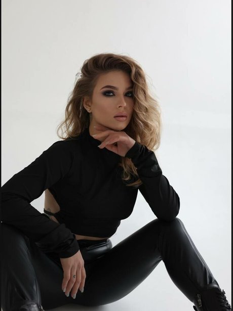 Julia Wind photo 1