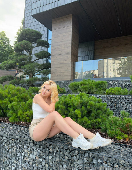 Julia Wind photo 17