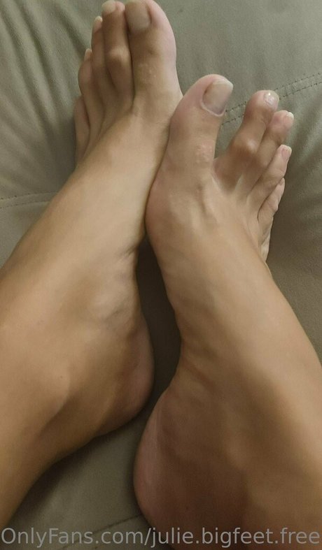 Julie.bigfeet.free photo 2