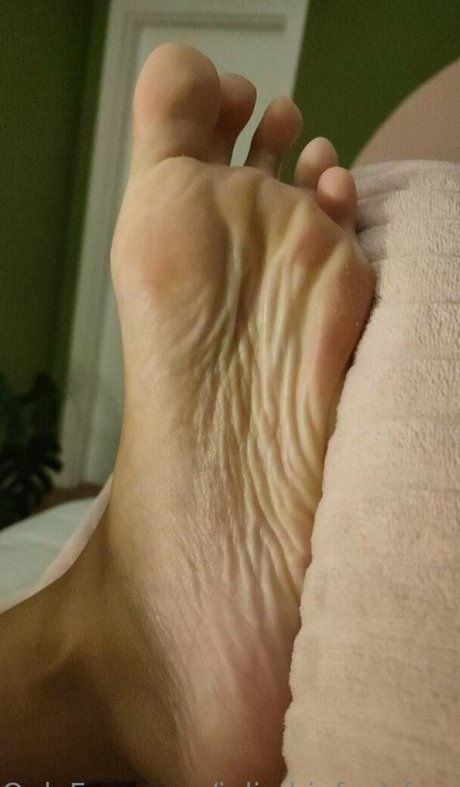 Julie.bigfeet.free photo 3