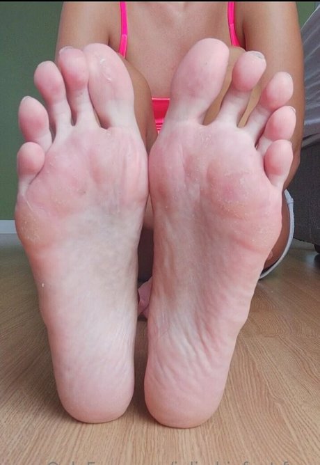 Julie.bigfeet.free photo 5