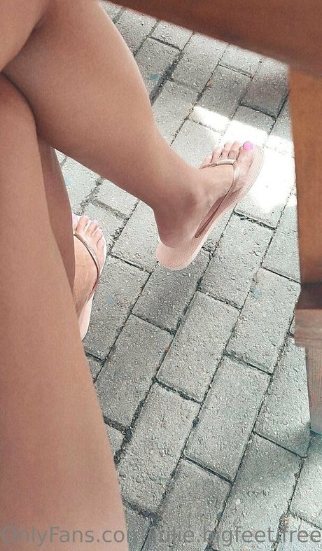 Profile photo of Julie.bigfeet.free