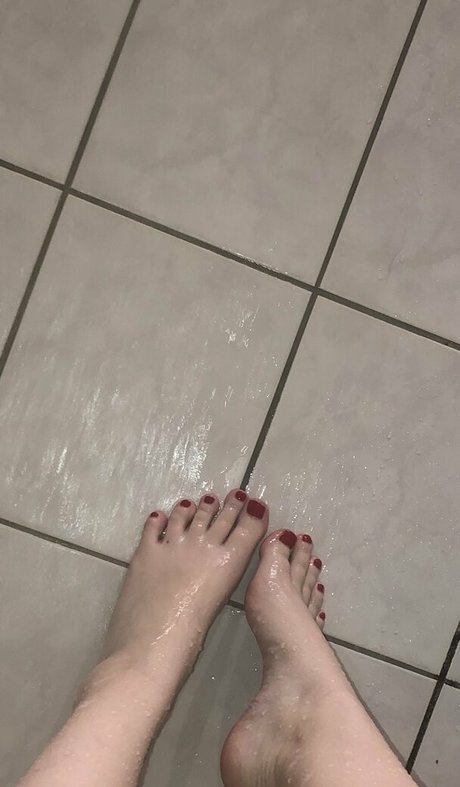Just_me_and_my_feet photo 3