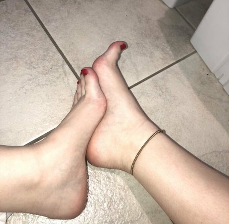 Just_me_and_my_feet photo 4