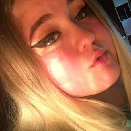 Karmatheslut777 photo 3