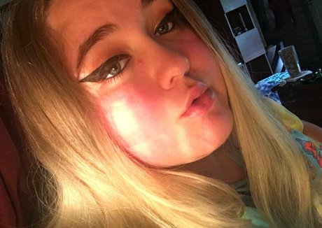 Karmatheslut777 photo 6