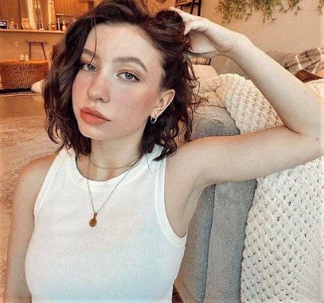 Katelyn Nacon photo 24