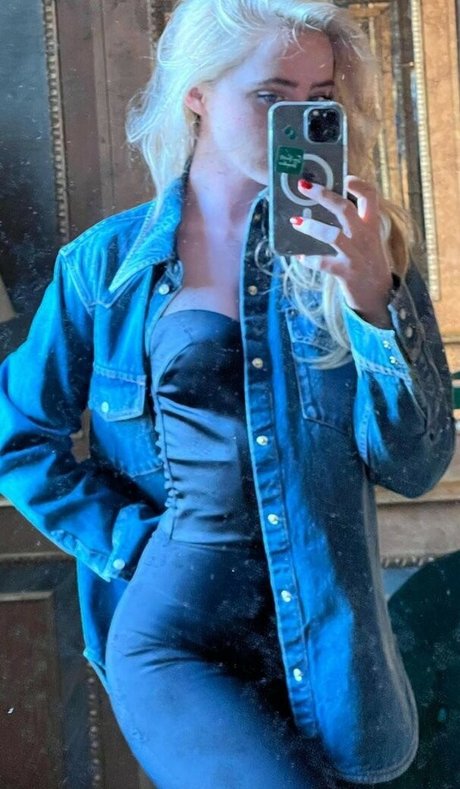 Kathryn Newton photo 9