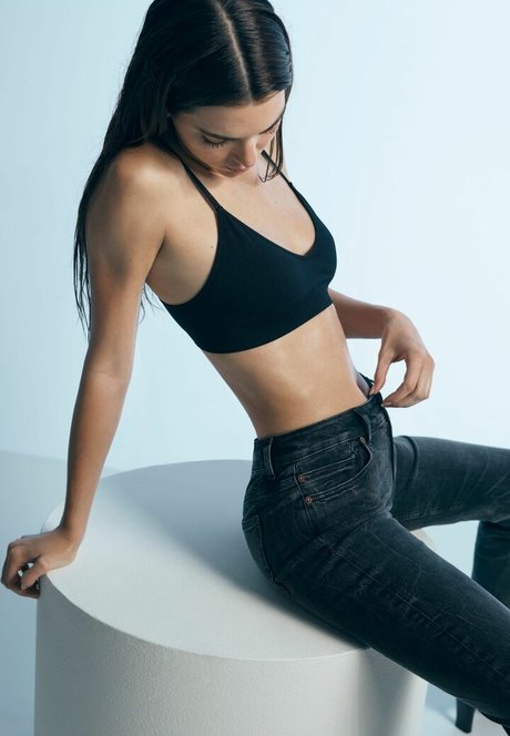 Kendall Jenner photo 1920