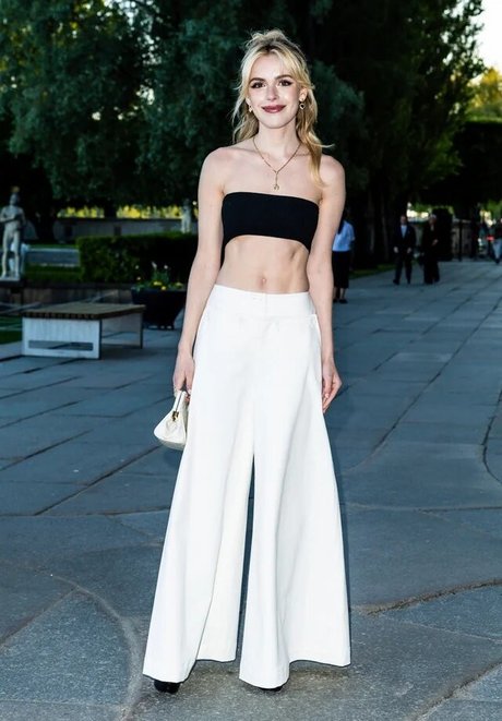 Kiernan Shipka photo 48