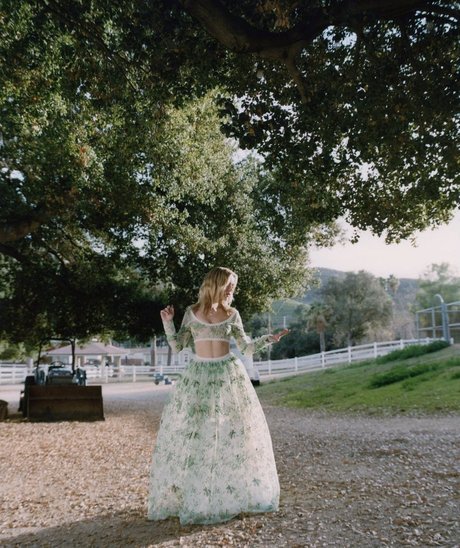 Kiernan Shipka photo 78