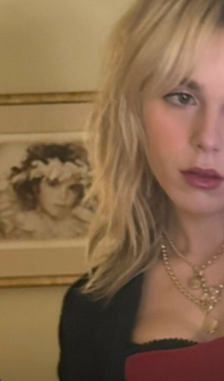 Kiernan Shipka photo 126