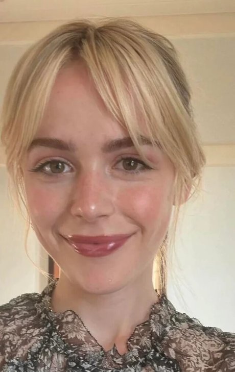 Kiernan Shipka photo 240