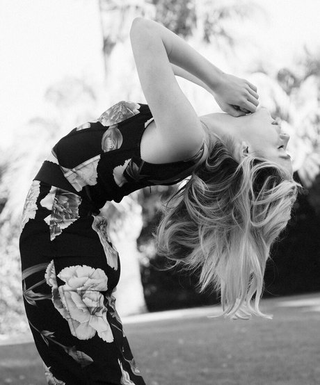 Kiernan Shipka photo 273