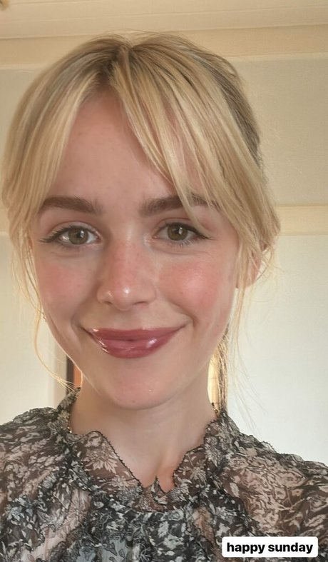 Kiernan Shipka photo 328